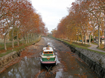 Péniche posée au milieu du Canal à sec, en aval de l'écluse de la Méditerranée