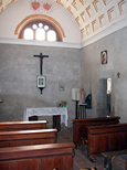 L’intérieur de la chapelle de Négra : tout est simple... Quelques images du Christ, une petite statue et une croix.