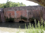 Vue du ruisseau de Thésauque, que le pont-canal de Négra enjambe. Eau verte du ruisseau en cette saison, comme celle du Canal du Midi