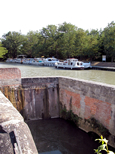 Quelques bateaux amarrés non loin du Pont-canal de Négra que l'on aperçoit au premier plan
