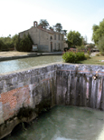 Le pont-canal de Négra, au premier plan, et la chapelle, de l'autre côté du canal