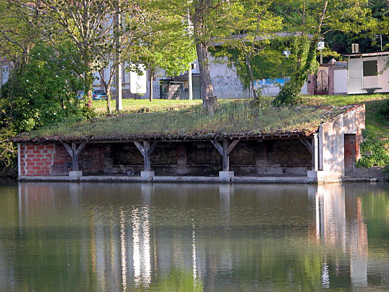 Canal du Midi : Le lavoir de Montgiscard dont le toit est recouvert d'herbes