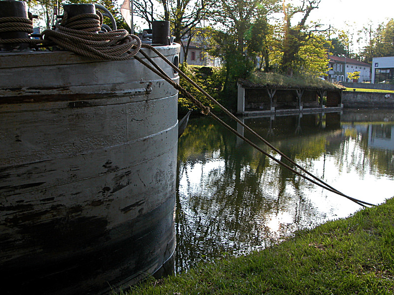 Canal du Midi : À Montgiscard, vue d'une péniche blanche et noire et du lavoir