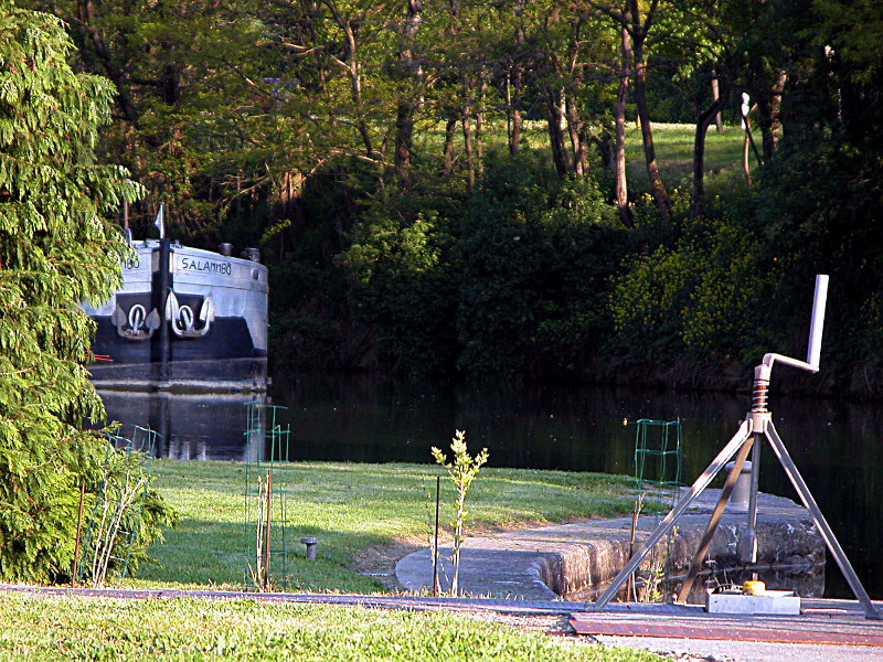 Canal du Midi : La manivelle de l'écluse et dans l'ombre, une péniche...