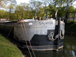 Péniche blanche et noire en amont de l'écluse