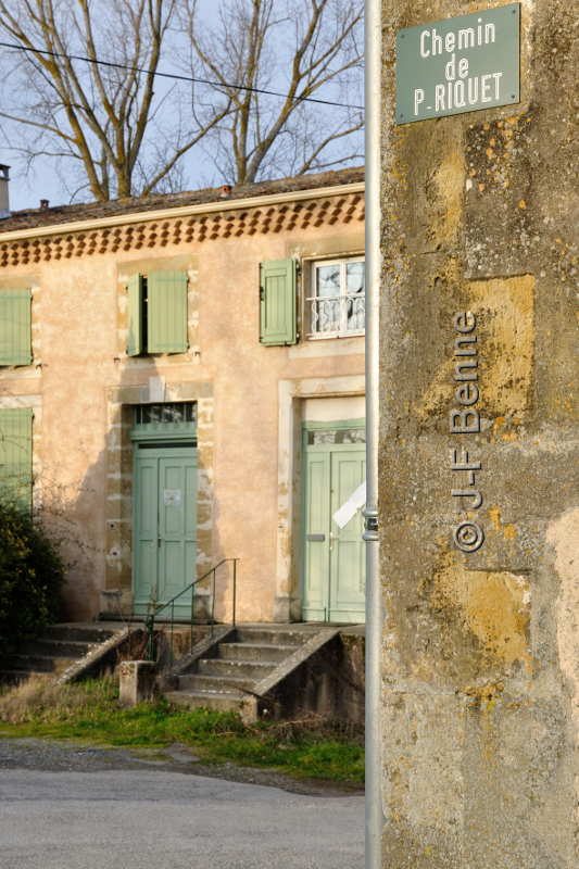 Dans le petit hameau, près de l'écluse de l'Océan, une plaque de rue indique le chemin de Paul Riquet, qui mène de l'écluse à Naurouze