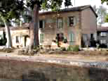 La maison de l'écluse, ornée de deux platanes plusieurs fois centenaires. Vue prise depuis l'autre rive du canal