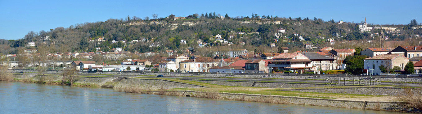 Vue d'ensemble de la colline de l'Ermitage, à Agen, avec pour premier plan, la Garonne... Prise de vue depuis la passerelle sur la Garonne
