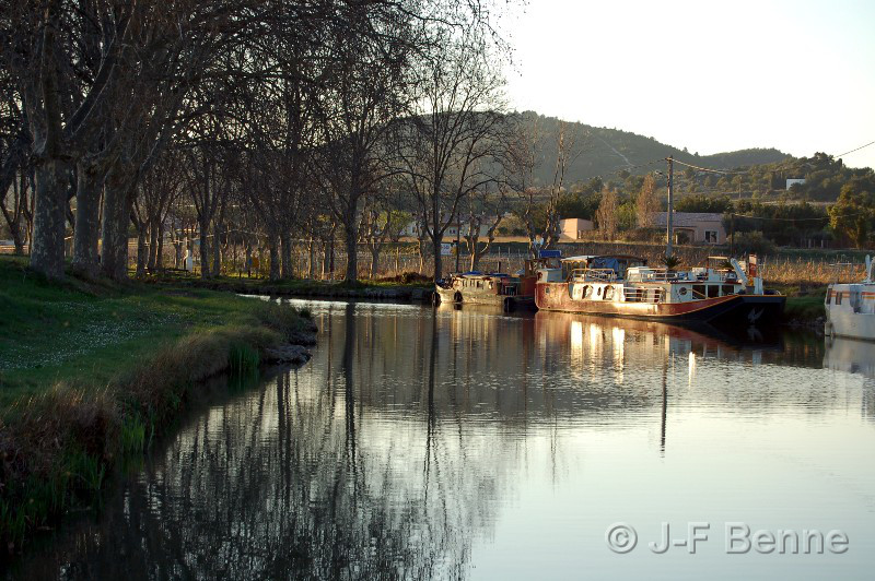 Canal du Midi : Dans les couleurs du soir, quelques péniches sont amarrées à Argeliers 