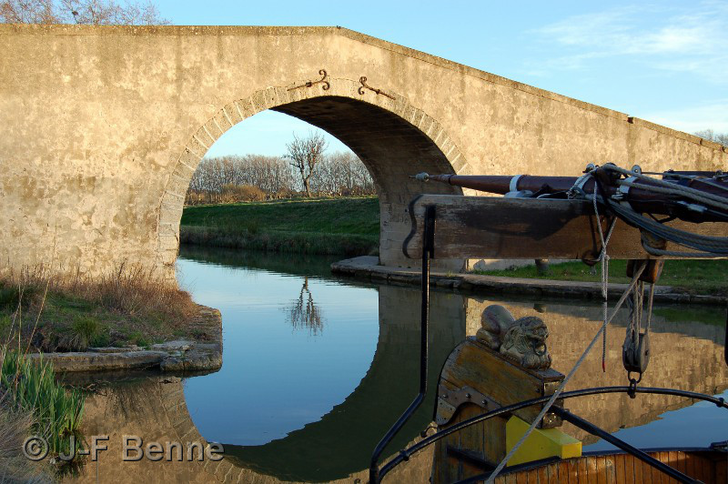 Canal du Midi : À Argeliers, le pont dans les couleurs d'un soir