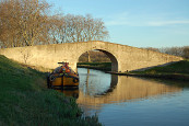 Ombres du soir et péniche près du pont de la province, un soir d'été, près d'Argeliers sur le Canal du Midi