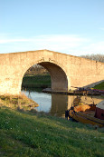 Poupe d'une péniche en bois richement décorée à Argeliers. Prise de vue orientée Ouest, le soir...