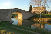 Le pont de la province à Argeliers, prise de vue vers l'Ouest, avec lumière rasante, le soir...