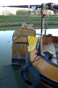 Sur le gouvernail de la péniche en bois, on aperçoit un lion, sculpté 
également dans le bois, et doré...