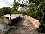 L'épanchoir de l'Argent-Double, c'est aussi un pont, qui permettait le passage des chevaux de halage, on aperçoit ici le pavement du début de l'ouvrage en vue d'aval.