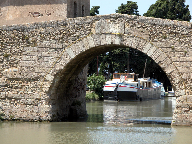 Canal du Midi : Le vieux pont du port du Somail