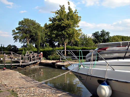 Bateau amarré près de l'écluse