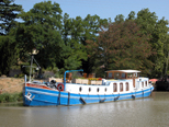 Belle péniche bleue et blanche, amarrée près de Roubia