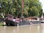 Toujours la même péniche à voiles, mais cadrage en gros plan sur la coque