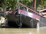 Même péniche à voiles que la photo ci-dessus, mais vue en gros plan sur la proue