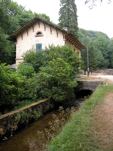 La maison forestière de la prise d'eau, et la rigole de la Montagne, qui vient de naître et coule vers nous