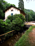 La maison forestière de la prise d'eau, et la rigole de la Montagne, qui vient de naître et coule vers nous