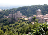 L'église et les ruines du château de Saissac, sur les contreforts Sud de la Montagne Noire. Couleurs vertes et bleues d'un bel après-midi d'été