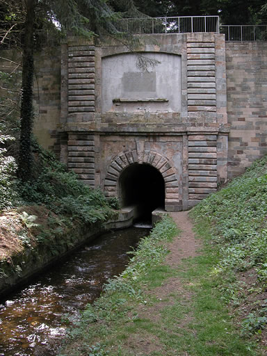 Entrée de la Rigole de la Montagne sous la voûte de Vauban