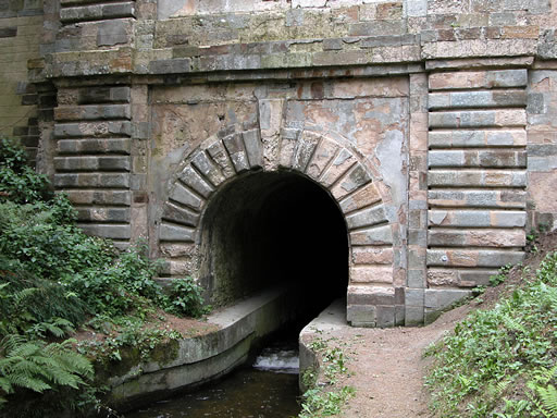 Gros plan sur l'entrée de la Rigole sous la voûte de Vauban. Une restauration parait nécessaire..