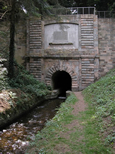 Entrée de la Rigole de la Montagne sous la voûte de Vauban