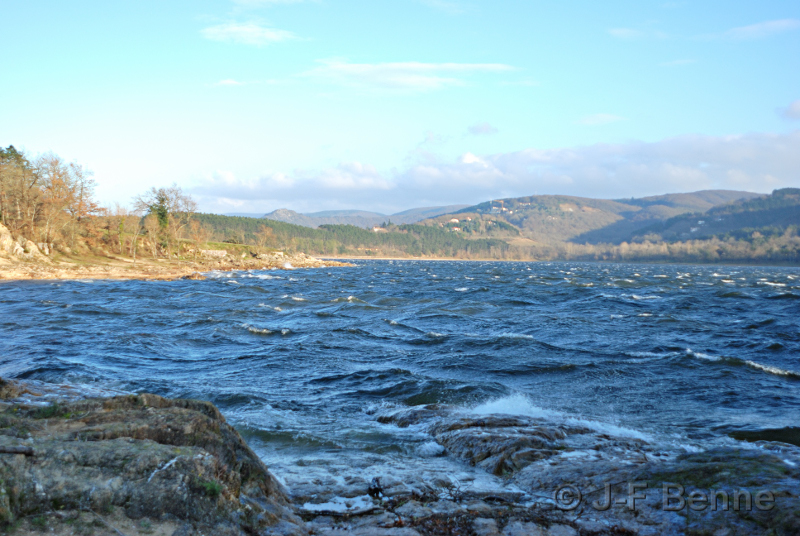 Vue sur le lac agité par le vent d'autan et en arrière plan, la Montagne Noire