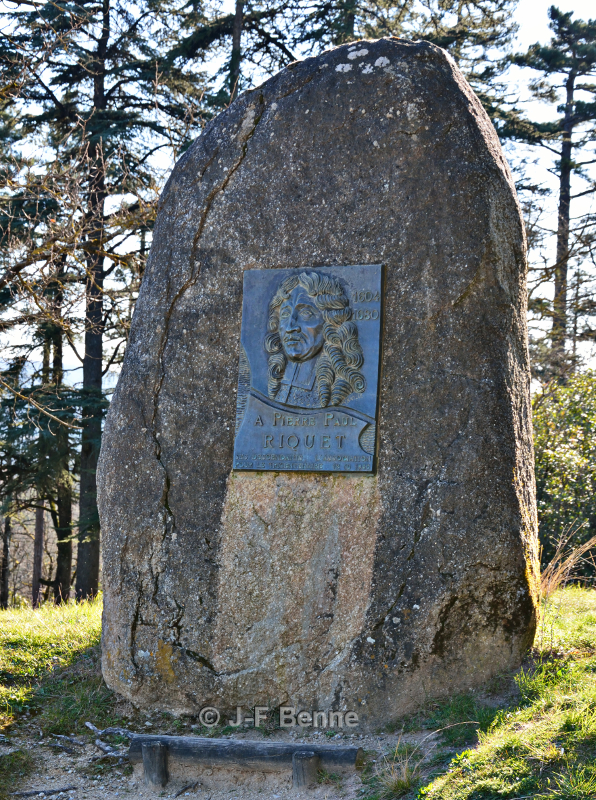 La stèle dédiée à riquet au début de la digue de Saint-Ferréol