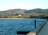 Digue de Saint-Ferréol. Le bassin n'est pas très rempli