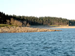 Vue sur les plages, côté Nord du bassin. Eau très bleue. Belle fin de journée...