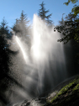 Contre jour sur la gerbe d'eau. Les rayons du soleil s'immiscent dans l'ensemble du jet d'eau