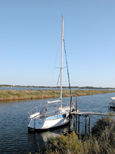 Un voilier amarré sur le bord du Canal