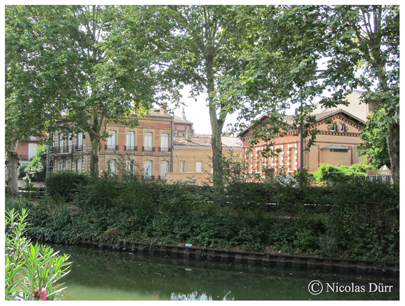 Belles architectures dignes de border le chef d'oeuvre de Riquet le long du bief des Minimes. Cet endroit me fait penser aux paroles de la chanson de Claude Nougaro "Toulouse" et dont voici un extrait : " ... parfois au fond de moi se raniment l'eau verte du Canal du Midi et la brique rouge des Minimes ..." même si, je le reconnais volontiers sur cette photos, ces bâtiments se situent dans le quartier Compans-Cafarelli, le canal séparant les 2 quartiers.