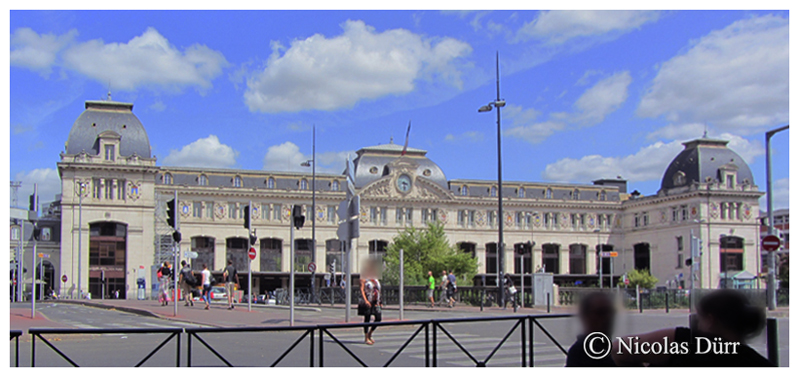 La gare Matabiau. Établie à 146 mètres d'altitude, elle est située au point kilométrique 256,412 de la ligne de Bordeaux-Saint-Jean à Sète-Ville, originellement sur le réseau de la compagnie ferroviaire du Midi, du PO-Midi, puis de la SNCF. Cette gare se situe au carrefour des lignes de Bordeaux à Narbonne, de Paris à Bourg-Madame, à la frontière espagnole, de Toulouse à Bayonne, et le point de départ des lignes ferroviaires vers Auch et Rodez. le bâtiment sous sa forme actuelle date de 1903, dans un style "Belle Epoque" caractérisé par un eclectisme architectural et monumental très à la mode à la fin du 19ème siècle, inscrit à la liste des monuments historiques depuis 1984. La pierre blanche et l'ardoise, caractérisant ce chef d'oeuvre de l'architecte Marius Toudoire (1852, 1922), ont été choisis plutôt que la brique et la tuile romaine, par ce que jugés "plus nobles". Cet architecte a également conçu la gare de lyon, à Paris, de Bordeaux Saint Jean, de Cusset dans l'Allier, et Châtel-Guyon dans le Puy de Dôme.