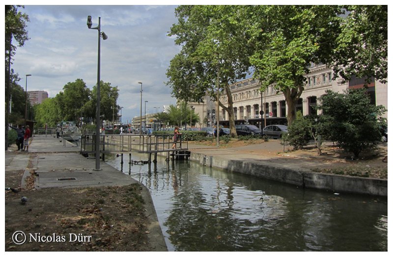 L'écluse Bayard, 3ème ouvrage du Canal du Midi, à bassin simple (autrefois à bassins doubles), d’une altitude de 145 m et située au km 3.538. Un projet de tramway longeant le cours d'eau est à l'étude (en données 2012).