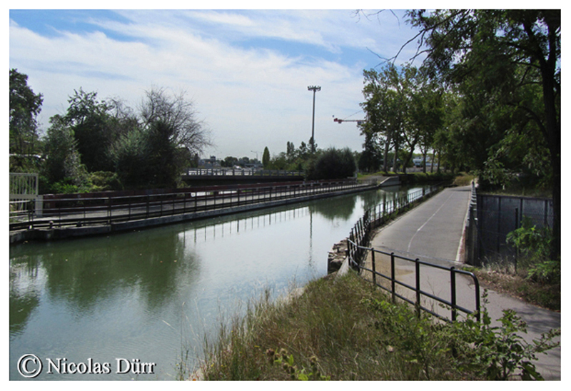 Le pont-canal des Herbettes, datant de 1984, au moment de la construction du périphérique autoroutier. Seul ouvrage entièrement métallique sur le Canal du Midi (en données 2012). Longueur, 57 m, largeur, 18 m, 3 m de profondeur.