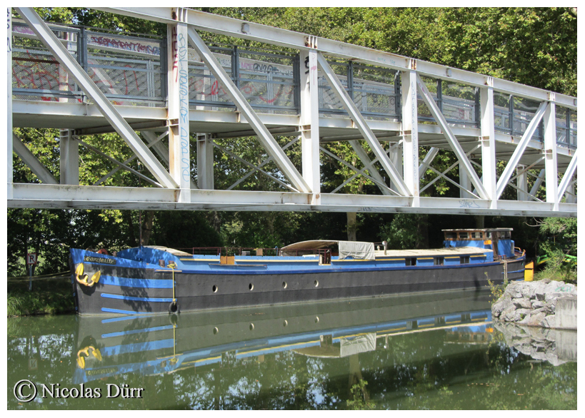 Le Parc Technologique du Canal, passerelle piétonière et cycliste précédant (ou suivant selon le sens emprunté) une descente (ou montée) en colimaçon.