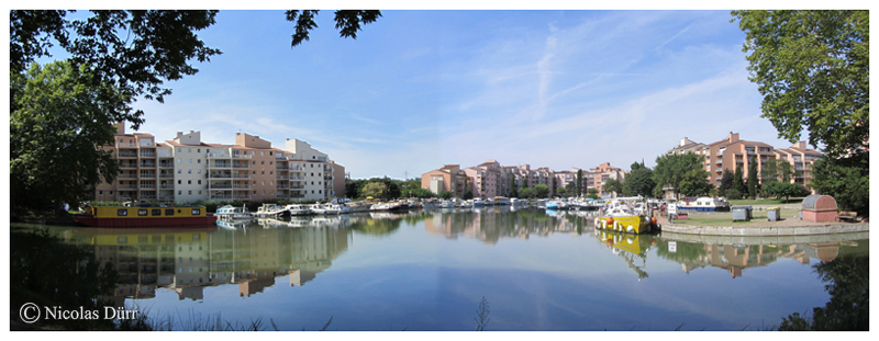 La marina de Ramonville Ste Agne, bâtiments de style néo-méditerranéens construits dans les années 70 sur le port sud, datant de 1960.