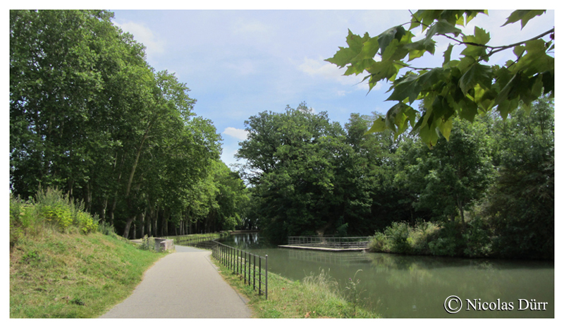 Le pont-canal du ruisseau des Auzellens, ou aqueduc de Rieumory, 1689, sur la commune de Péchabou, à 3 arches, un des nombreux aqueducs conçus par Vauban après la mort de Riquet, dans le cadre de l'amélioration du fonctionnement du Canal du Midi, et de le rendre, en particulier, le plus autonome possibles des inconvénients des cours d'eaux naturels, de leur ensablements, et de leurs crues.