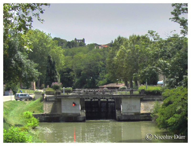 L'écluse de Montgiscard en aval et ses 2 caractéristiques, le lavoir, un des mieux conservés du Canal du Midi (en données 2012) et le clocher à peigne. A noter aussi le pont de Montgiscard, 1673