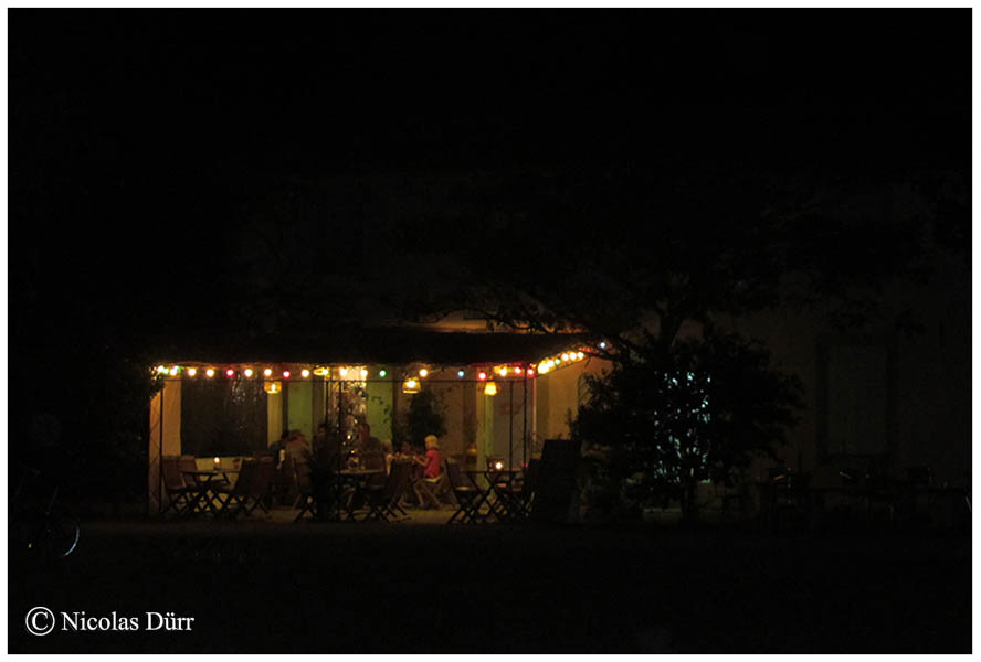 Vue nocturne du restaurant de l'écluse d'Herminis