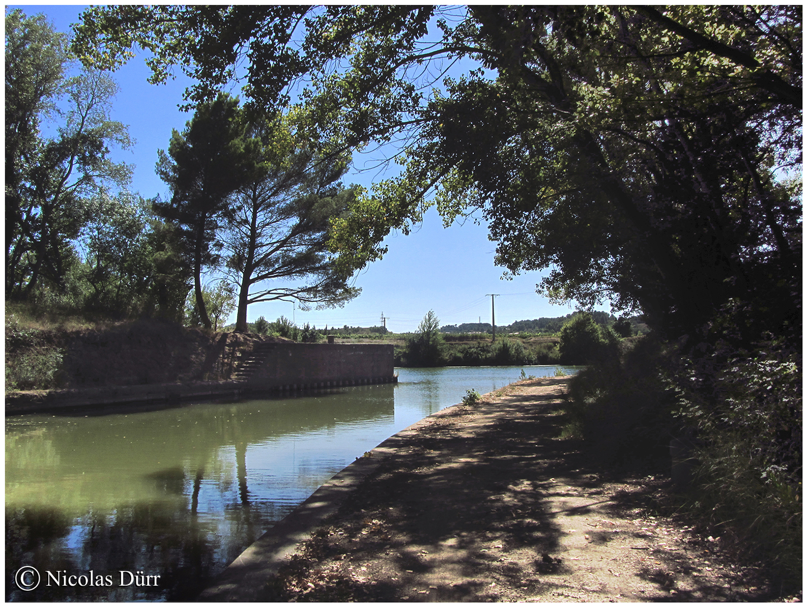 La rencontre d'un fleuve et d'un canal, à savoir, les eaux du Canal de Jonction de la Robine se jettent dans l'Aude.