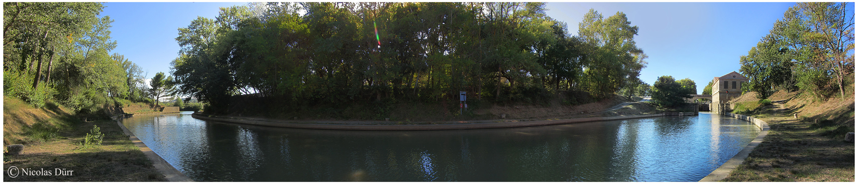 Panoramique sur la sortie (ou l'entrée) du Canal de Jonction de la Robine sur l'Aude sur sa rive gauche.