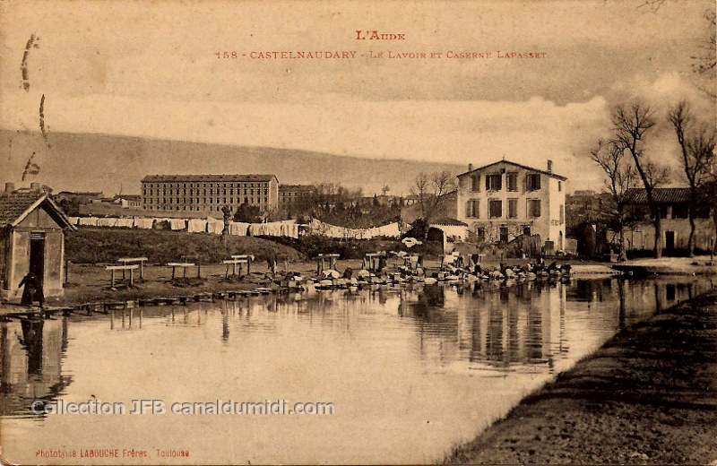 Lavandières au travail sur un lavoir du Canal du Midi à Castelnaudary