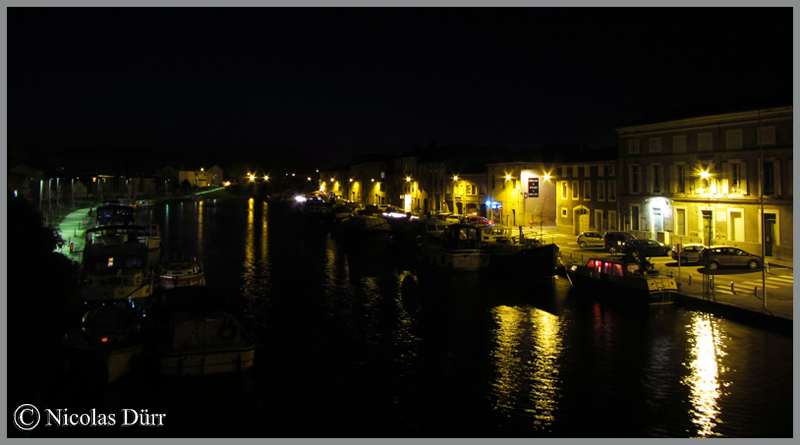 2015-nocturne-canal-du-midi-a-castelnaudary-vue-en-aval-du-cours-d-eau-depuis-le-pont-vieux