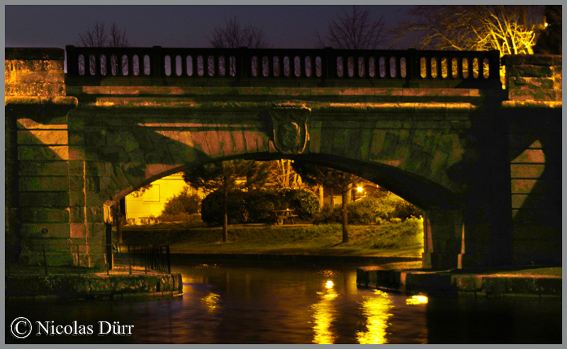 2015-nocturne-canal-du-midi-a-castelnaudary-vue-sur-l-arche-du-pont-neuf-en-aval-